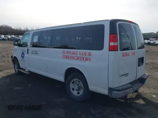 2015 Chevrolet Express Passenger LT z VIN 1GAZG1FGXF1172030, wystawiony jako IAAI lot #41510865 z przebiegiem 297 473 mil mil oraz . Historia ofert i sprzedaży dostępna na DreamBid. Obrazek 3.