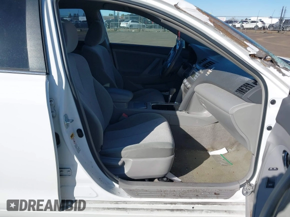 2011 Toyota Camry LE z VIN 4T1BF3EK1BU644469, wystawiony jako IAAI lot #41518325 z przebiegiem 115 485 mil mil oraz . Historia ofert i sprzedaży dostępna na DreamBid. Obrazek 5.