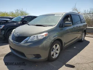 2014 Toyota Sienna LE AAS z VIN 5TDKK3DC8ES475277, wystawiony jako Copart lot #55848895 z przebiegiem 151 218 mil mil oraz Szkody całkowita. Historia ofert i sprzedaży dostępna na DreamBid. Obrazek 1.