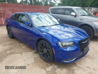 2019 Chrysler 300 S z VIN 2C3CCABG2KH697632, wystawiony jako IAAI lot #42205333 z przebiegiem 82 250 mil mil oraz . Historia ofert i sprzedaży dostępna na DreamBid. Obrazek 1.