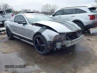 2005 Ford Mustang GT Deluxe z VIN 1ZVFT82H555246228, wystawiony jako IAAI lot #41827022 z przebiegiem 232 272 mil mil oraz . Historia ofert i sprzedaży dostępna na DreamBid. Obrazek 1.