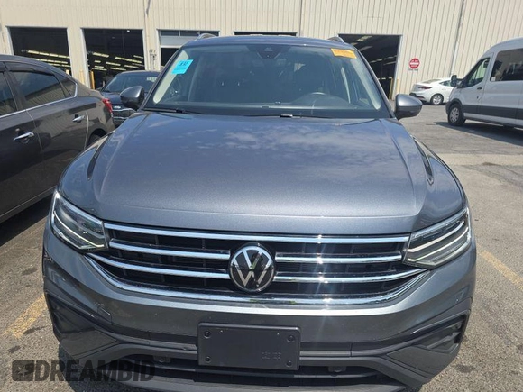 2024 Volkswagen Tiguan SE z VIN 3VV3B7AX1RM107078, wystawiony jako IAAI lot #42852792 z przebiegiem 36 642 mil mil oraz . Historia ofert i sprzedaży dostępna na DreamBid. Obrazek 14.