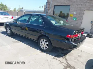 1999 Toyota Camry LE z VIN 4T1BG22K4XU574050, wystawiony jako IAAI lot #41991415 z przebiegiem 329 825 mil mil oraz . Historia ofert i sprzedaży dostępna na DreamBid. Obrazek 3.