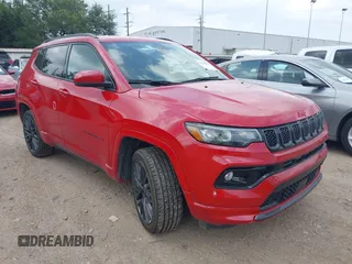 2023 Jeep Compass (RED) Edition z VIN 3C4NJDCN6PT511615, wystawiony jako IAAI lot #42439385 z przebiegiem 61 256 mil mil oraz . Historia ofert i sprzedaży dostępna na DreamBid. Obrazek 1.
