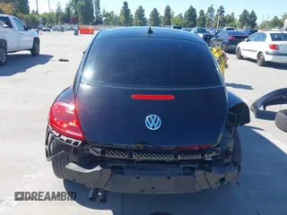 2013 Volkswagen Beetle 2.5L z VIN 3VWJP7AT7DM612357, wystawiony jako IAAI lot #42309682 z przebiegiem 52 063 mil mil oraz . Historia ofert i sprzedaży dostępna na DreamBid. Obrazek 6.