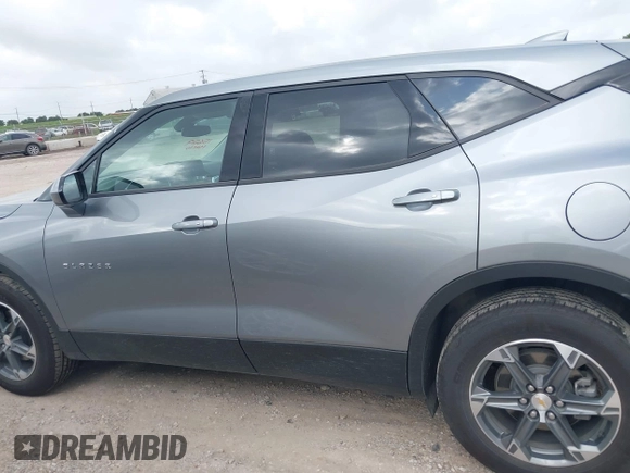 2025 Chevrolet Blazer LT z VIN 3GNKBCR41SS128955, wystawiony jako IAAI lot #42532778 z przebiegiem 9 743 mil mil oraz . Historia ofert i sprzedaży dostępna na DreamBid. Obrazek 14.