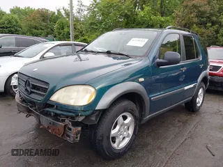 1998 Mercedes-Benz M 320/430/500 z VIN 4JGAB54E5WA006036, wystawiony jako IAAI lot #42230324 z przebiegiem 301 386 mil mil oraz . Historia ofert i sprzedaży dostępna na DreamBid. Obrazek 18.