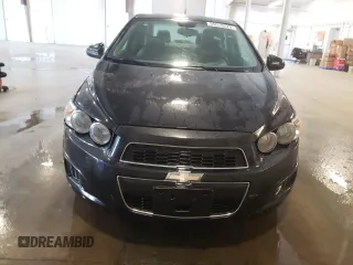 2013 Chevrolet Sonic LS z VIN 1G1JA5SH4D4160231, wystawiony jako Copart lot #56076225 z przebiegiem 128 622 mil mil oraz Czysty tytuł • Clean title. Historia ofert i sprzedaży dostępna na DreamBid. Obrazek 5.