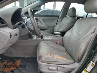 2010 Toyota Camry z VIN 4T1BF3EK4AU570933, wystawiony jako Copart lot #52262475 z przebiegiem 166 277 mil mil oraz Czysty tytuł • Clean title. Historia ofert i sprzedaży dostępna na DreamBid. Obrazek 7.