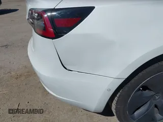2020 Tesla Model 3 Standard Range Plus z VIN 5YJ3E1EA5LF615350, wystawiony jako IAAI lot #42194363 z przebiegiem 123 327 mil mil oraz . Historia ofert i sprzedaży dostępna na DreamBid. Obrazek 6.
