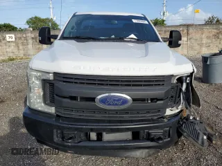 2017 Ford F-250 XL z VIN 1FTBF2A68HEB56355, wystawiony jako Copart lot #77892084 z przebiegiem 142 921 mil mil oraz Szkoda całkowita • Salvage title. Historia ofert i sprzedaży dostępna na DreamBid. Obrazek 5.