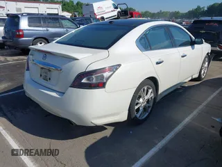 2013 Nissan Maxima SV z VIN 1N4AA5AP0DC821880, wystawiony jako IAAI lot #42222182 z przebiegiem 134 622 mil mil oraz . Historia ofert i sprzedaży dostępna na DreamBid. Obrazek 4.