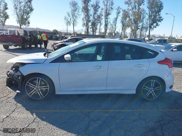 2015 Ford Focus ST with VIN 1FADP3L92FL380352, listed as a IAAI auction lot 41365139 with 136,226 mi miles. Bid and sale history available at carsss.com. Image 15.