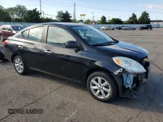 2012 Nissan Versa SV z VIN 3N1CN7APXCL939881, wystawiony jako Copart lot #58373915 z przebiegiem 82 970 mil mil oraz Szkoda całkowita • Salvage title. Historia ofert i sprzedaży dostępna na DreamBid. Obrazek 4.