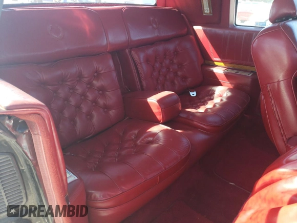 1981 Cadillac Eldorado z VIN 1G6AL5799BE635997, wystawiony jako Copart lot #45287175 z przebiegiem 46 416 mil mil oraz Czysty tytuł • Clean title. Historia ofert i sprzedaży dostępna na DreamBid. Obrazek 10.