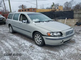 2001 Volvo V70 with VIN YV1SW61R412116714, listed as a IAAI auction lot 41241427 with 133,812 mi miles. Bid and sale history available at carsss.com. Image 1.