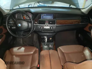 2012 BMW X5 35i z VIN 5UXZV4C5XCL767234, wystawiony jako Copart lot #64117285 z przebiegiem 187 969 mil mil oraz Czysty tytuł • Clean title. Historia ofert i sprzedaży dostępna na DreamBid. Obrazek 8.