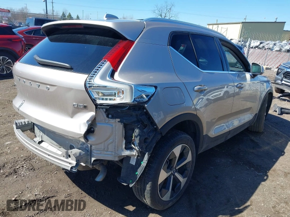 2024 Volvo XC40 Plus Bright Theme z VIN YV4L12UE3R2290695, wystawiony jako IAAI lot #41812076 z przebiegiem 42 047 mil mil oraz . Historia ofert i sprzedaży dostępna na DreamBid. Obrazek 4.
