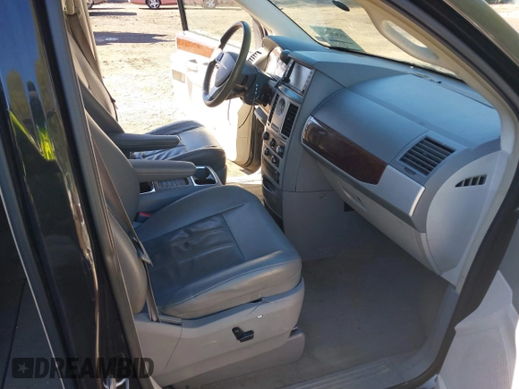 2010 Chrysler Town & Country Touring with VIN 2A4RR5DX0AR320261, listed as a IAAI auction lot 41816276 with 260,000 mi miles. Bid and sale history available at carsss.com. Image 5.