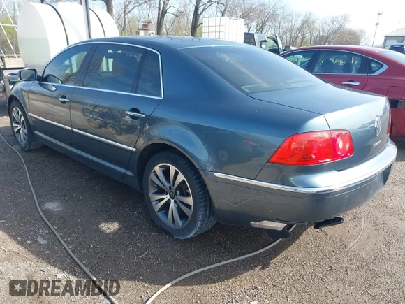 2006 Volkswagen Phaeton z VIN WVWAF03D168000214, wystawiony jako IAAI lot #41935384 z przebiegiem 80 641 mil mil oraz . Historia ofert i sprzedaży dostępna na DreamBid. Obrazek 3.