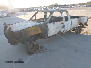 1994 Toyota Pickup DLX z VIN JT4VN13DXR5147115, wystawiony jako IAAI lot #41633548 z przebiegiem Nie podano mil oraz . Historia ofert i sprzedaży dostępna na DreamBid. Obrazek 2.