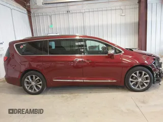 2020 Chrysler Pacifica Limited z VIN 2C4RC1GG8LR240673, wystawiony jako IAAI lot #41899834 z przebiegiem 83 504 mil mil oraz . Historia ofert i sprzedaży dostępna na DreamBid. Obrazek 14.