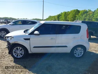 2013 Kia Soul + z VIN KNDJT2A69D7555715, wystawiony jako IAAI lot #42044741 z przebiegiem 127 326 mil mil oraz . Historia ofert i sprzedaży dostępna na DreamBid. Obrazek 14.