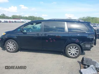 2015 Toyota Sienna Limited z VIN 5TDDK3DC9FS113212, wystawiony jako IAAI lot #42176943 z przebiegiem 136 426 mil mil oraz . Historia ofert i sprzedaży dostępna na DreamBid. Obrazek 15.