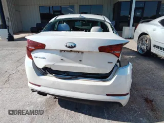 2013 Kia Optima LX z VIN KNAGM4A76D5372356, wystawiony jako Copart lot #57652125 z przebiegiem Nie podano mil oraz Szkoda całkowita • Salvage title. Historia ofert i sprzedaży dostępna na DreamBid. Obrazek 6.
