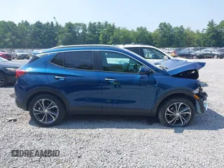 2021 Buick Encore GX Select z VIN KL4MMESL8MB090268, wystawiony jako IAAI lot #42729801 z przebiegiem 27 516 mil mil oraz . Historia ofert i sprzedaży dostępna na DreamBid. Obrazek 13.