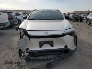 2023 Toyota bZ4X XLE z VIN JTMABACA1PA009058, wystawiony jako Copart lot #42633585 z przebiegiem 39 922 mil mil oraz Szkody całkowita. Historia ofert i sprzedaży dostępna na DreamBid. Obrazek 5.