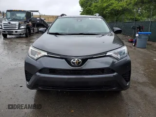 2017 Toyota RAV4 LE z VIN JTMZFREV5HJ130828, wystawiony jako Copart lot #58400825 z przebiegiem 99 116 mil mil oraz Szkoda całkowita • Salvage title. Historia ofert i sprzedaży dostępna na DreamBid. Obrazek 5.