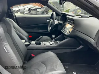 2023 Nissan Z Proto Spec с VIN JN1BZ4BH3PM310674, выставлен на аукционе Copart как лот 60072695 с пробегом 4 432 миль миль и Чистый • Clean title. История ставок и продаж доступна на DreamBid. Изображение 5.