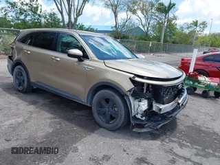 2021 Kia Sorento LX z VIN 5XYRG4LC3MG005807, wystawiony jako IAAI lot #42204914 z przebiegiem 51 628 mil mil oraz . Historia ofert i sprzedaży dostępna na DreamBid. Obrazek 1.