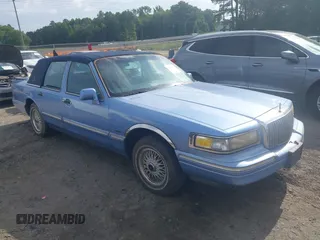 1995 Lincoln Town Car Signature z VIN 1LNLM82W7SY684577, wystawiony jako IAAI lot #42493372 z przebiegiem 227 745 mil mil oraz . Historia ofert i sprzedaży dostępna na DreamBid. Obrazek 1.
