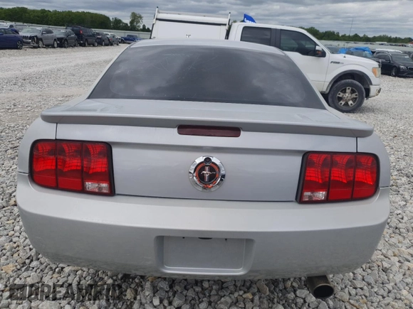 2007 Ford Mustang Deluxe z VIN 1ZVFT80N275364703, wystawiony jako Copart lot #56668525 z przebiegiem 183 132 mil mil oraz Czysty tytuł • Clean title. Historia ofert i sprzedaży dostępna na DreamBid. Obrazek 6.