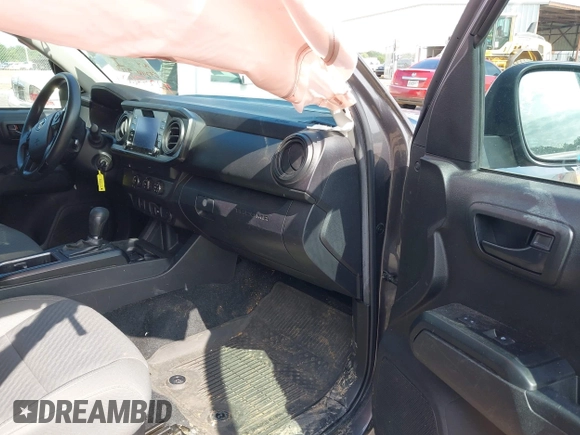 2022 Toyota Tacoma SR z VIN 3TYAX5GN5NT046897, wystawiony jako IAAI lot #42253604 z przebiegiem 69 246 mil mil oraz . Historia ofert i sprzedaży dostępna na DreamBid. Obrazek 5.