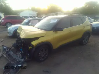 2022 Kia Seltos S z VIN KNDEU2AA1N7247149, wystawiony jako IAAI lot #33349890 z przebiegiem 14 329 mil mil oraz . Historia ofert i sprzedaży dostępna na DreamBid. Obrazek 2.