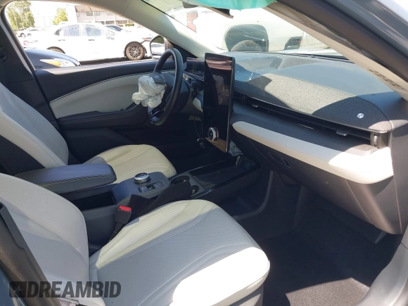 2023 Ford Mustang Mach-E Premium z VIN 3FMTK3R47PMA60861, wystawiony jako IAAI lot #42311615 z przebiegiem 27 469 mil mil oraz . Historia ofert i sprzedaży dostępna na DreamBid. Obrazek 5.