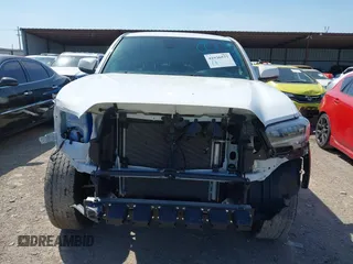 2023 Toyota Tacoma SR z VIN 3TYCZ5AN5PT151681, wystawiony jako IAAI lot #41936577 z przebiegiem 30 056 mil mil oraz . Historia ofert i sprzedaży dostępna na DreamBid. Obrazek 13.