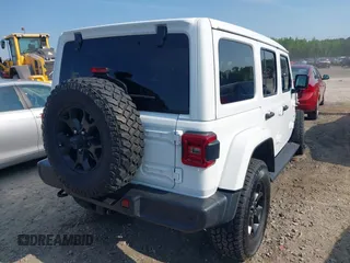 2021 Jeep Wrangler Unlimited Sahara z VIN 1C4JJXP6XMW840844, wystawiony jako IAAI lot #42152271 z przebiegiem 68 209 mil mil oraz . Historia ofert i sprzedaży dostępna na DreamBid. Obrazek 4.