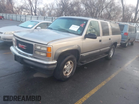 1999 GMC Suburban z VIN 1GKFK16R4XJ799354, wystawiony jako IAAI lot #41696999 z przebiegiem 269 606 mil mil oraz . Historia ofert i sprzedaży dostępna na DreamBid. Obrazek 2.
