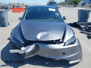 2025 Tesla Model 3 Long Range z VIN 5YJ3E1EB9SF873801, wystawiony jako IAAI lot #42141255 z przebiegiem 1612 mil mil oraz . Historia ofert i sprzedaży dostępna na DreamBid. Obrazek 12.