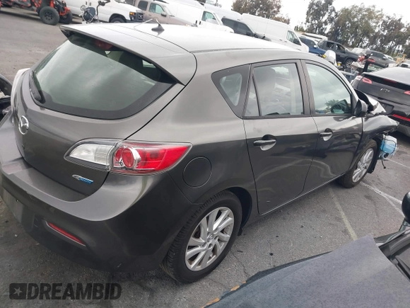 2012 Mazda 3 i Grand Touring z VIN JM1BL1M8XC1672751, wystawiony jako IAAI lot #42298766 z przebiegiem 129 056 mil mil oraz . Historia ofert i sprzedaży dostępna na DreamBid. Obrazek 4.