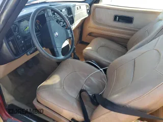1989 Saab 900 z VIN YS3AT75L6K7018061, wystawiony jako Copart lot #83159704 z przebiegiem 46 195 mil mil oraz Szkoda całkowita • Salvage title. Historia ofert i sprzedaży dostępna na DreamBid. Obrazek 7.