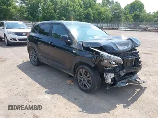 2021 Kia Seltos LX z VIN KNDEPCAA9M7104753, wystawiony jako IAAI lot #42406859 z przebiegiem 144 801 mil mil oraz . Historia ofert i sprzedaży dostępna na DreamBid. Obrazek 1.