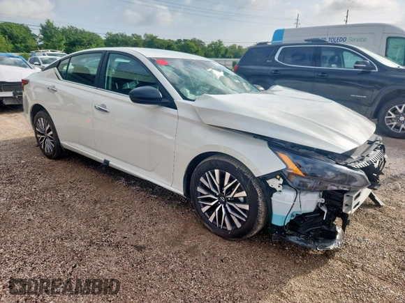 2025 Nissan Altima SV z VIN 1N4BL4DV6SN372211, wystawiony jako Copart lot #60165505 z przebiegiem 5 908 mil mil oraz Czysty tytuł • Clean title. Historia ofert i sprzedaży dostępna na DreamBid. Obrazek 4.