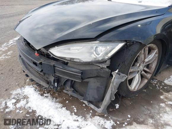 2013 Tesla Model S с VIN 5YJSA1AG2DFP11228, выставлен на аукционе IAAI как лот 41339370 с пробегом 121 237 миль миль и . История ставок и продаж доступна на DreamBid. Изображение 6.