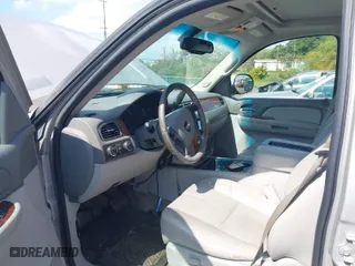 2007 Chevrolet Suburban LT with VIN 1GNFK16327J371622, listed as a IAAI auction lot 41539925 with 231,268 mi miles. Bid and sale history available at carsss.com. Image 5.