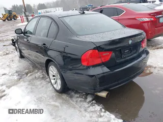 2011 BMW 3 Series 328i xDrive z VIN WBAPK5G50BNN30740, wystawiony jako IAAI lot #41680514 z przebiegiem 117 566 mil mil oraz . Historia ofert i sprzedaży dostępna na DreamBid. Obrazek 3.